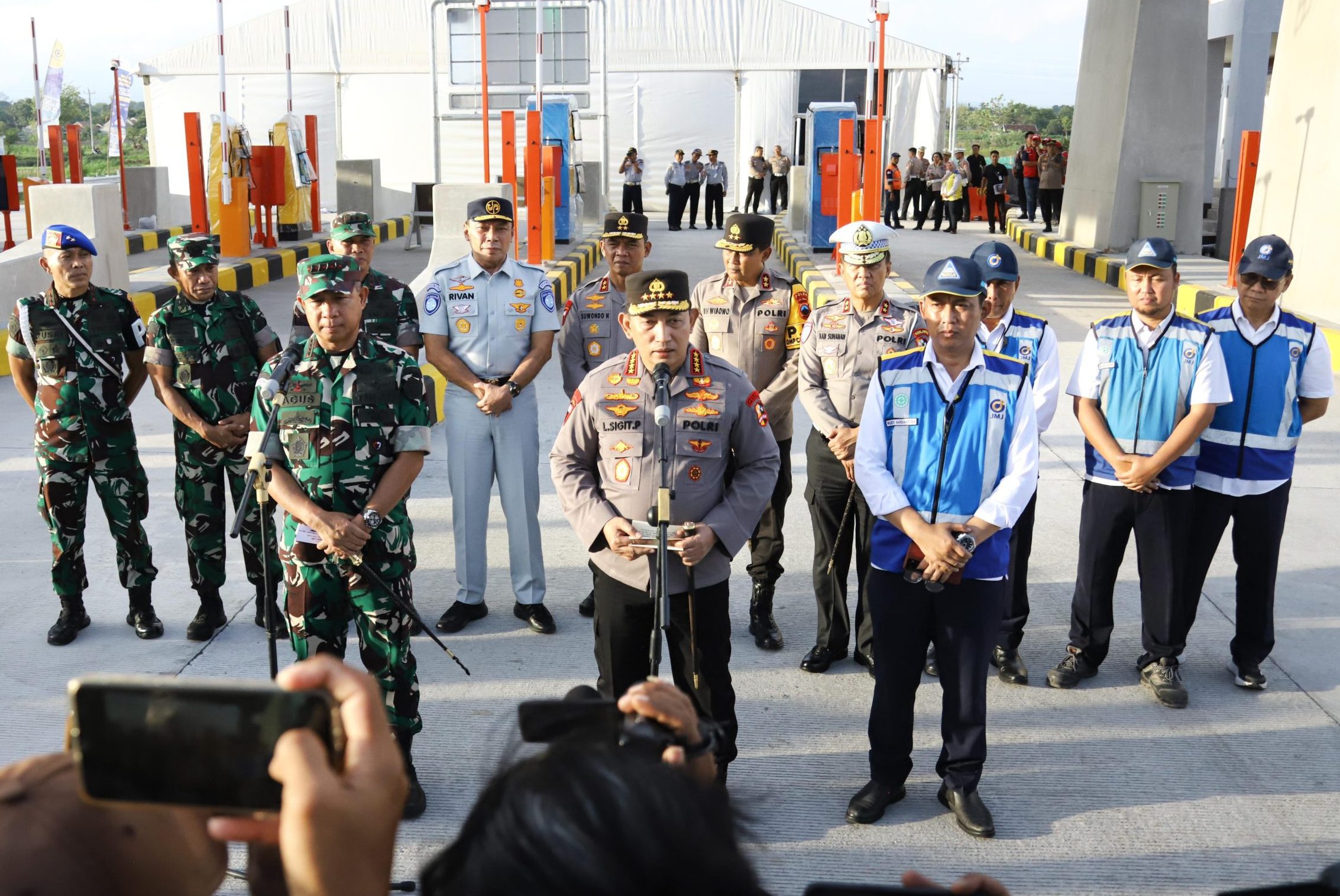 03d5cb12-5f8c-4b18-a847-a275538e2535