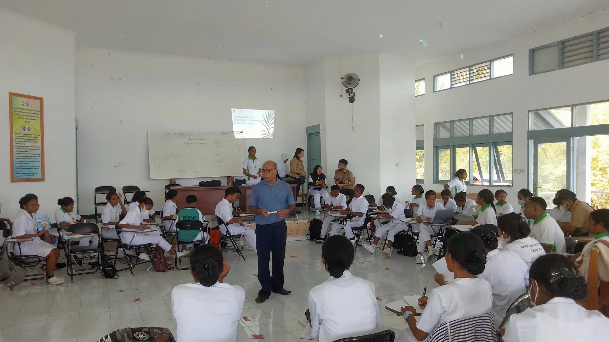 Paul dan mahasiswa akper