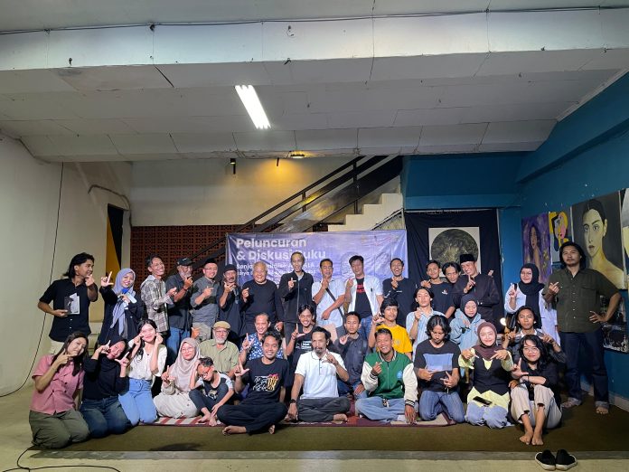 Edy SK-Senja dan Gerimis-Unila 270125 Foto bersama acara Peluncuran dan Diskusi Buku Senja dan Gerimis-Arutala karya Edy Samudra Kertagama. (27/1). (Dok. UKMBS Unila)