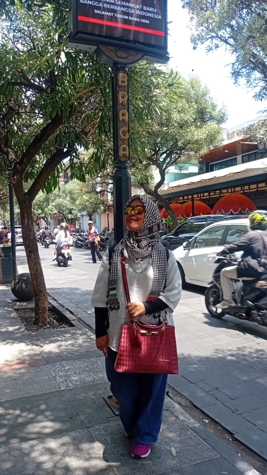 Arsiya Oganara di jalan Braga Bandung. (Foto: Istimewa)