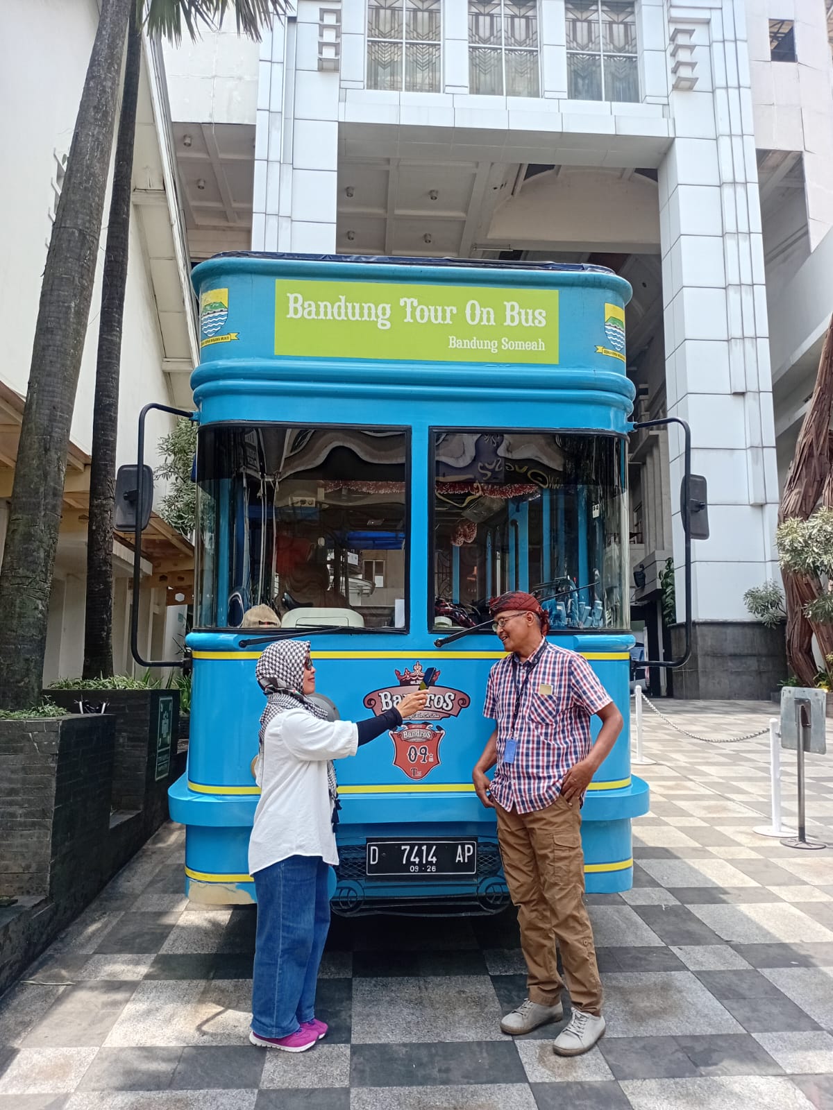 Arsiya Oganara saat wawancara dengan Budi Assor di depan bus Bandros di pusat perbelanjaan Braga City Walk jalan Braga. (Foto: Istimewa).