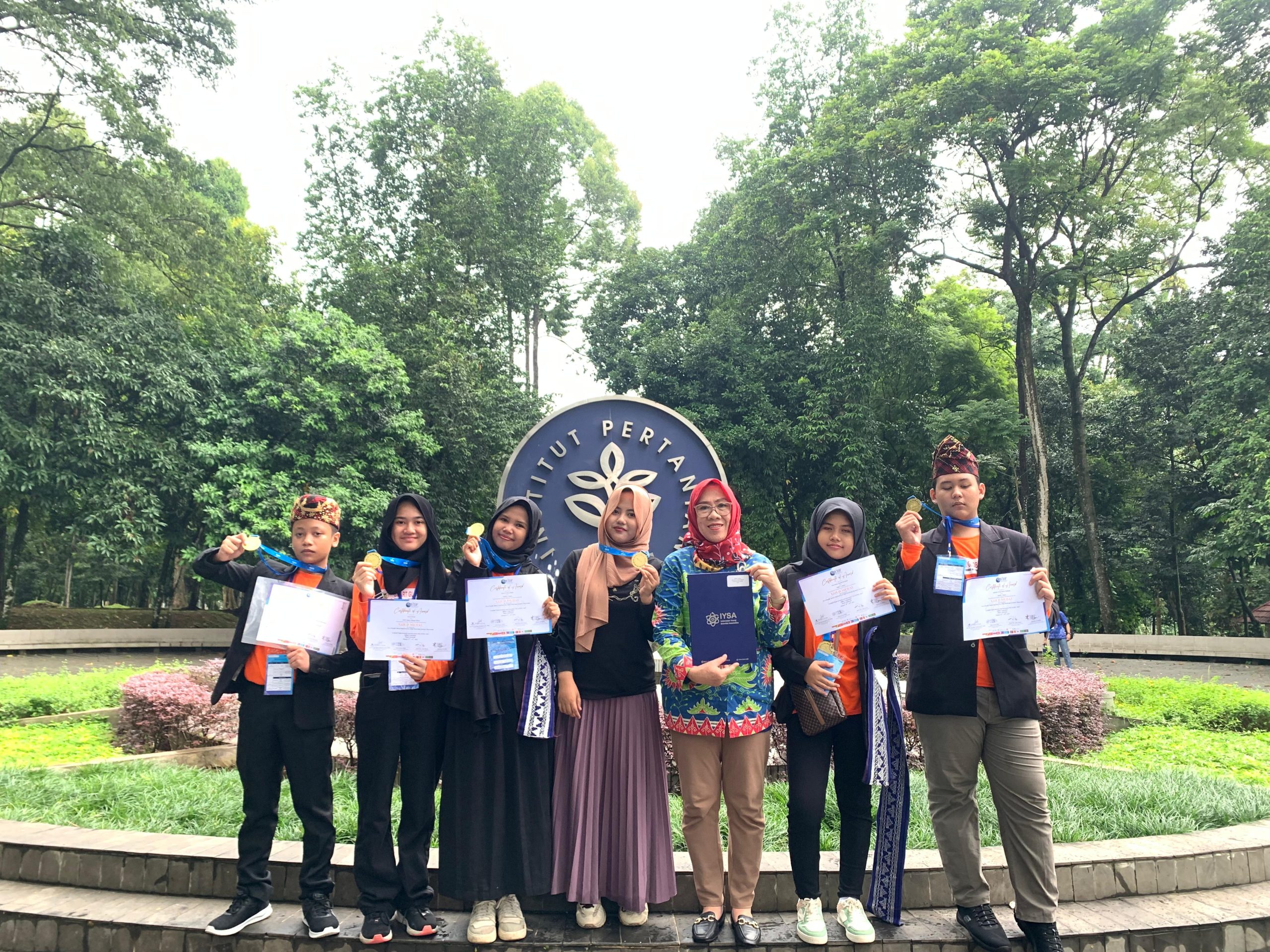 Eka Khairunnisa (hijab merah) bersama para siswa-siswi peraih medali emas pada perlombaan Kelompok KTI-GYIIF di IPB Bogor. (Foto: Istimewa)