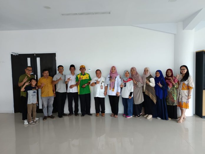 FGMPL-Disperpusip Lpg-5.3.A-Arsiya-SAN Foto bersama Tito Budi Raharto (ketujuh dari kiri) dan para Pengurus FGMPL Provinsi Lampung. (5/3). (Istimewa)