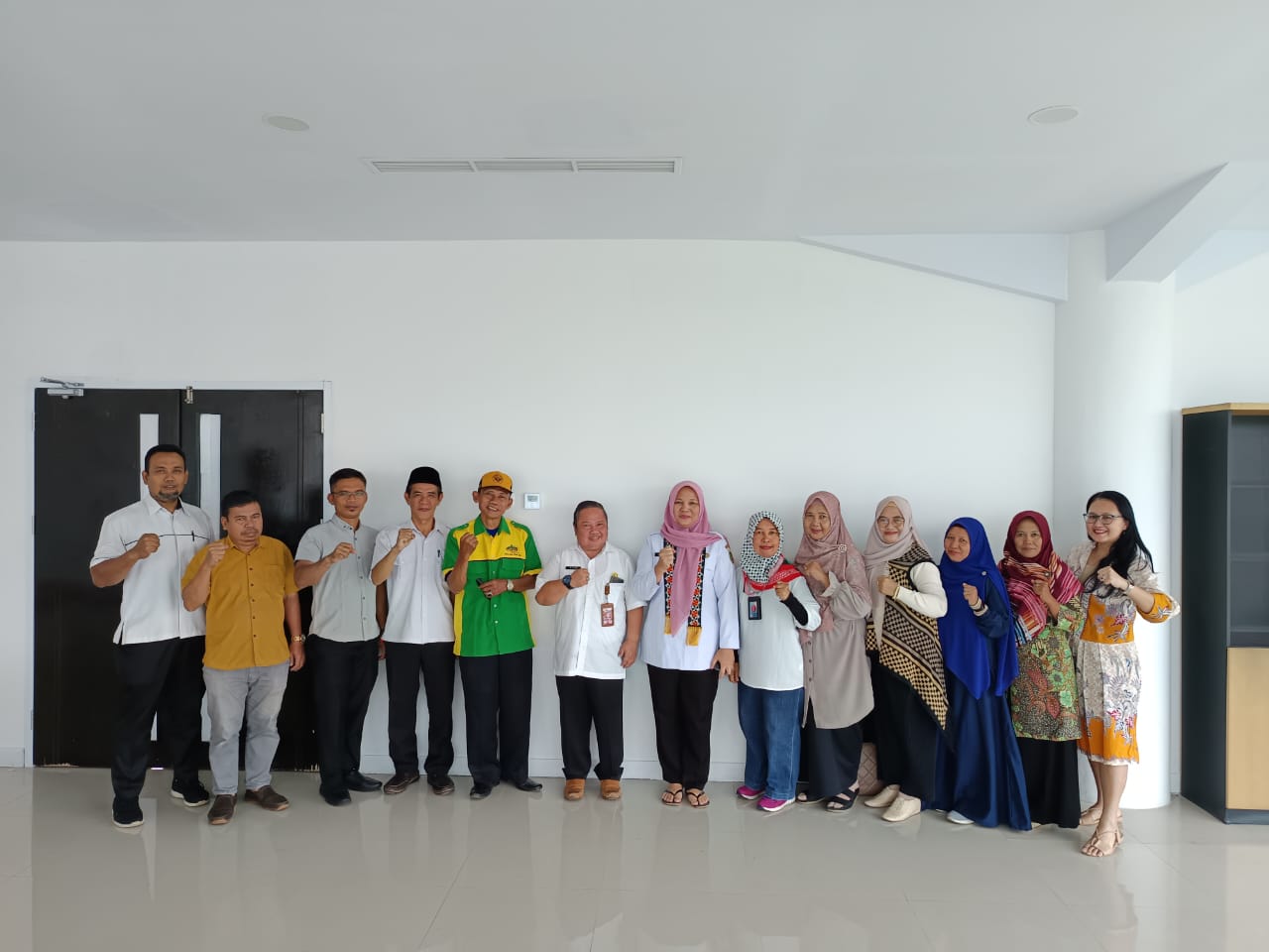 Foto bersama Tito Budi Raharto (keenam dari kiri) dan para Pengurus FGMPL Provinsi Lampung. (5/3). (Istimewa)