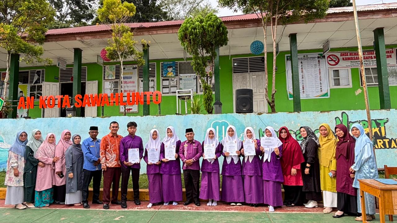 Apresiasi Tertinggi: Kepala MAN Kota Sawahlunto Serahkan Sertifikat bagi Jawara Nasional TKA LOKASIA.